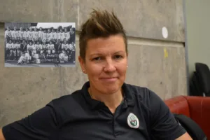 Första tjej att spela TV-pucken – Erika Holst: ”Var inte populärt”