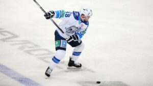 Tidernas främsta KHL-back stannar