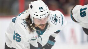 Erik Karlsson skadad igen – och landsmannen fick puck i ansiktet