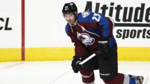 Storskytten hissas till det tak Peter Forsberg hänger i