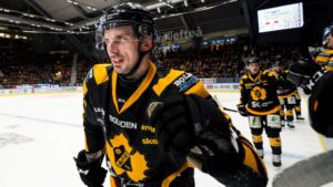 Klart: Förre Tre Kronor-backen gör comeback