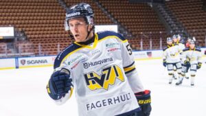 Gjorde 17 mål i SHL – följer HV till Hockeyallsvenskan