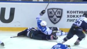 Läskiga KHL-bilderna: Tidigare NHL-spelaren utburen på bår i KHL