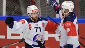 Etta och tvåa i poängligan i Schweiz – en duo att räkna med i OS-hockeyn?