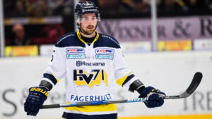 Adam Almquist på väg bort från sin KHL-klubb