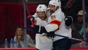 Hattrick av Aleksander Barkov – Panthers hakar på i toppen