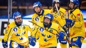 Damkronorna flyttas upp till A-VM – tar Rysslands plats