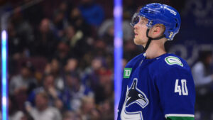 Elias Pettersson når 300 poäng i NHL