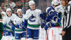 Elias Pettersson tvåmålsskytt – nytt svenskt NHL-rekord