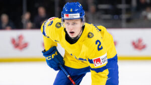 Elias Pettersson skriver NHL-kontrakt med Vancouver Canucks