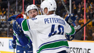 Elias Pettersson hyllas av Brock Boeser efter nya fullträffen