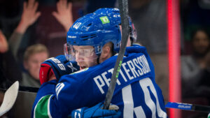 Elias Pettersson förlängde poängsviten