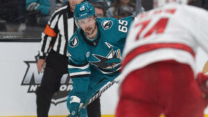 Uppgifter: Erik Karlsson blir kvar i San Jose Sharks