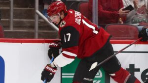 Alex Galchenyuk tvingas bort av Arizona Coyotes