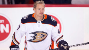 Hampus Lindholm petas – nära att trejdas bort från Anaheim Ducks