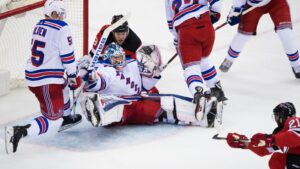 Inför nattens hyllning – se Henrik Lundqvists mest klassiska räddningar