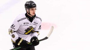 Isak Salqvist förlänger med Västervik