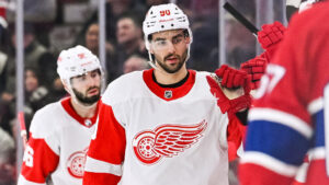 Joe Veleno förlänger med Detroit Red Wings