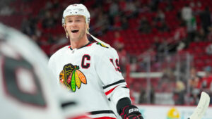 Jonathan Toews tar en paus från hockeyn