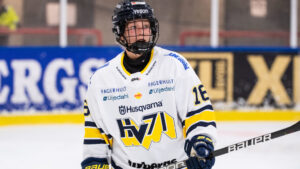 Kajsa Armborg förlänger med HV71 – och skolar om sig till back