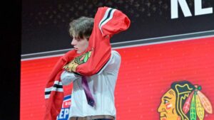 Kevin Korchinski skriver på för Chicago Blackhawks