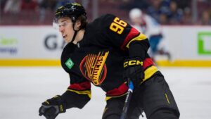 Andrej Kuzmenko förlänger med Vancouver Canucks