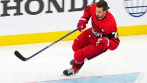 Dylan Larkin skriver på en förlängning med Detroit