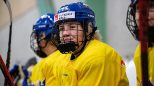 Landslagsstjärnans uppmaning: Tillåt tacklingar i damhockey