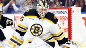 Linus Ullmark utgick skadad – när Boston Bruins slog NHL-rekord