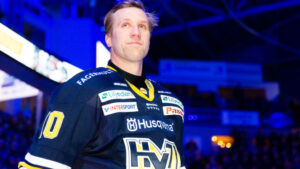 Martin Thörnberg får tröjan hissad i taket av HV71