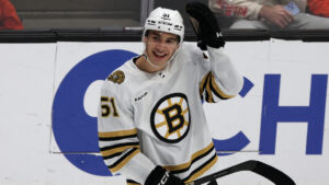 Matthew Poitras blir kvar i Boston Bruins efter succéstarten