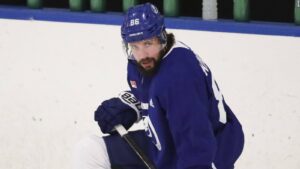 Nikita Kutjerov går på is för Tampa Bay Lightning.