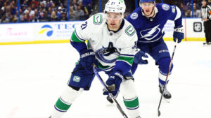 Nils Höglander förlänger med Vancouver Canucks