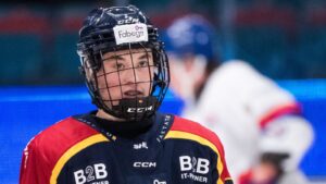 TV: Noah Östlund utsågs till matchens lirare i SHL-debuten