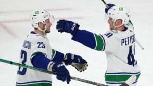 Elias Pettersson försvarar Oliver Ekman Larsson: “Led med honom”