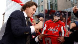 Efter sommarens operation – T.J. Oshie skadad igen