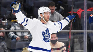 Pierre Engvall förlänger med Toronto