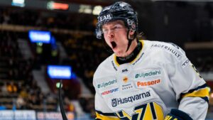 Victor Sjöholm förlänger med HV71