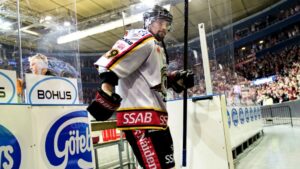 Här tar Chris Abbott avsked av Luleå Hockey