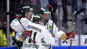 Nu har 16-åringen slagit till – näst yngste SHL-målskytten genom tiderna