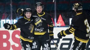 Forwardstalangens hattrick fick serieledarna på fall