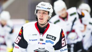 Första SHL-matchen för säsongen – då hjälpte junioren Malmö till seger