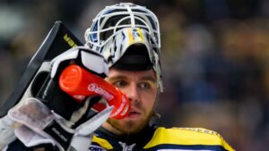 Efter mardrömssäsongen – nu får HV71-målvakten NHL-kontrakt med Philadelphia