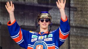 Nu har Elias Pettersson skrivit sitt första NHL-kontrakt: ”Jag kunde inte ha gjort det utan er”