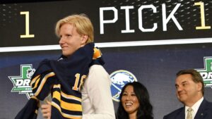 KLART: Rasmus Dahlin skriver på sitt första NHL-kontrakt