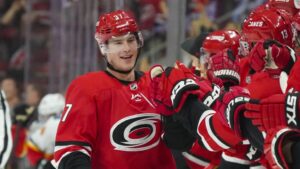 Andrej Svetjnikov skriver åttaårskontrakt med Carolina Hurricanes