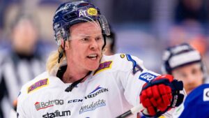 Förre SHL-backen får sparken i KHL