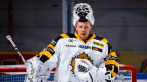 SHL-debuterade under säsongen – förlänger med Ettan-klubben