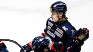 Petades från JVM-truppen – skjuter första SHL-målet