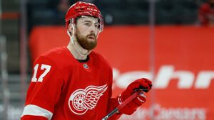 Filip Hronek förlänger med Detroit Red Wings